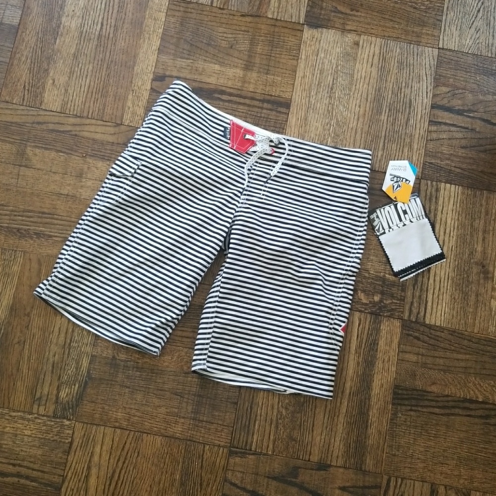 NWT VOLCOM BOARD SHORTS